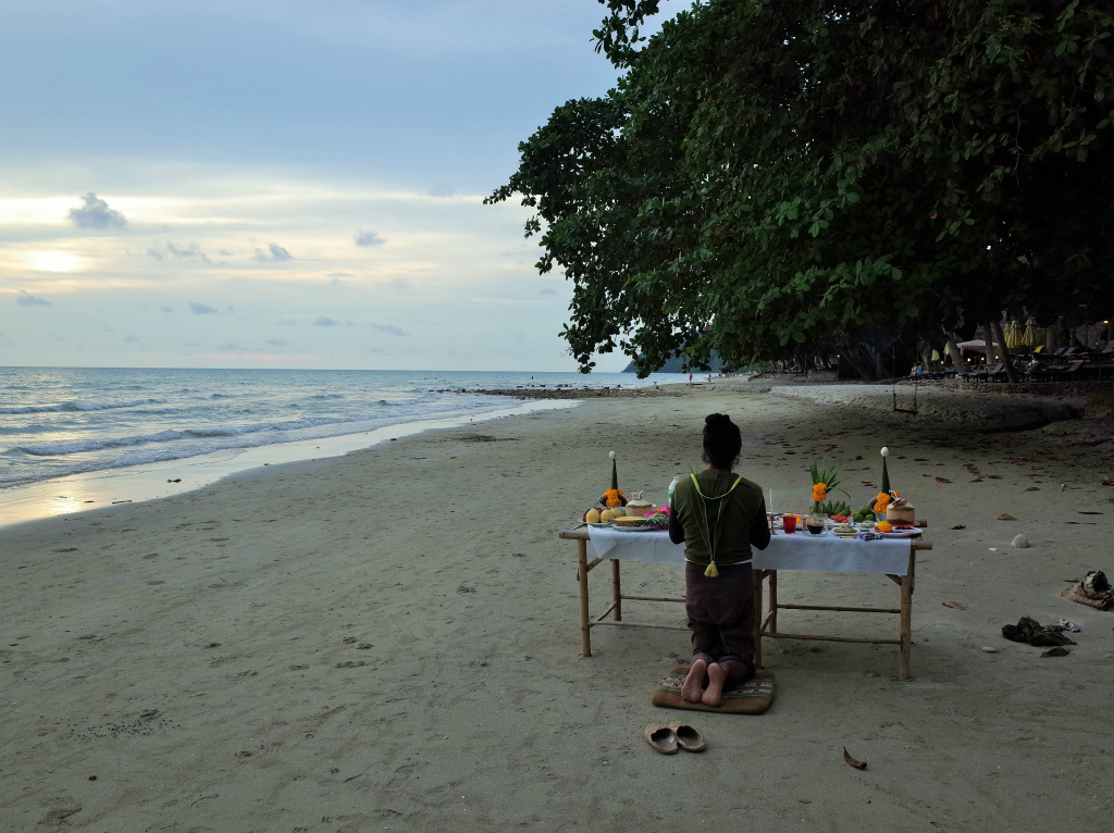 サイカオビーチでのお祈り