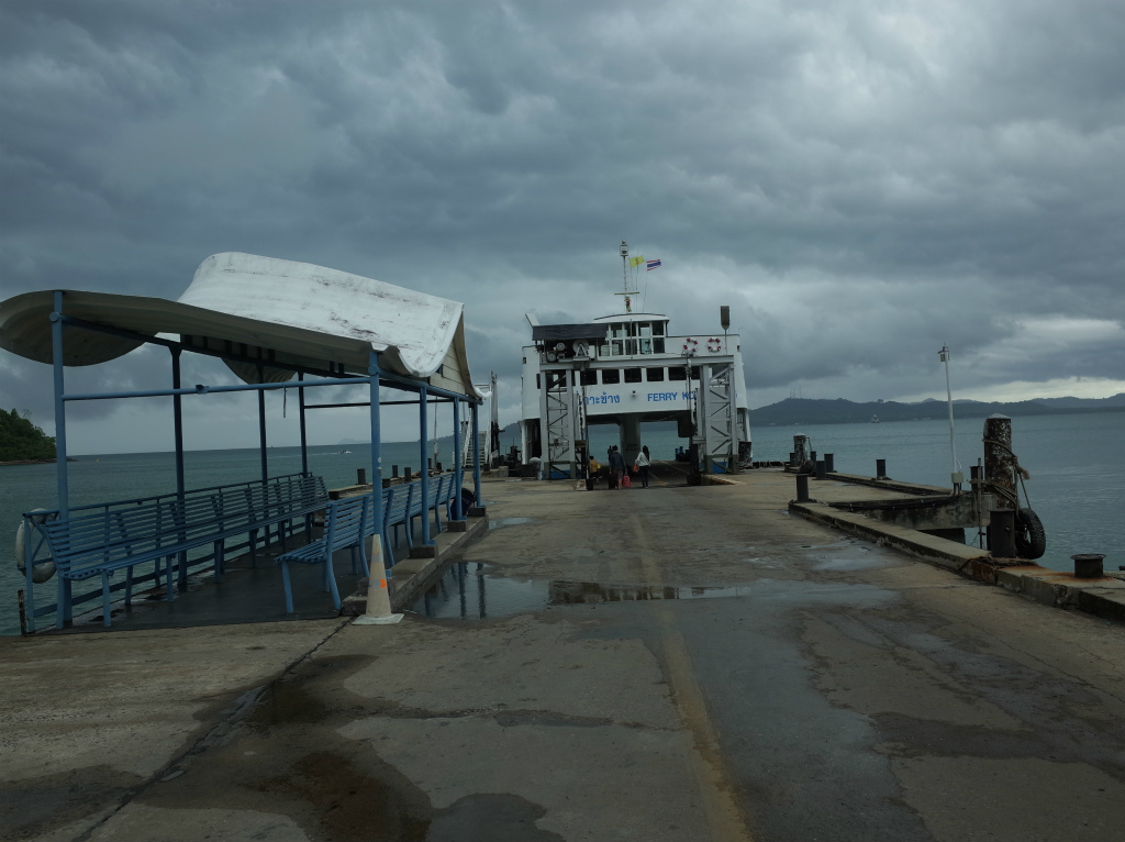 チャーン島から本土に渡るフェリー