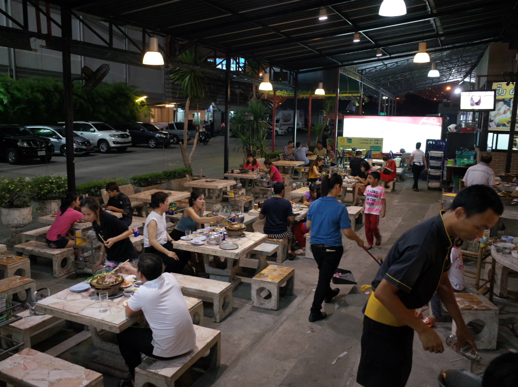 ペッチャブリーのファミリームーカタ