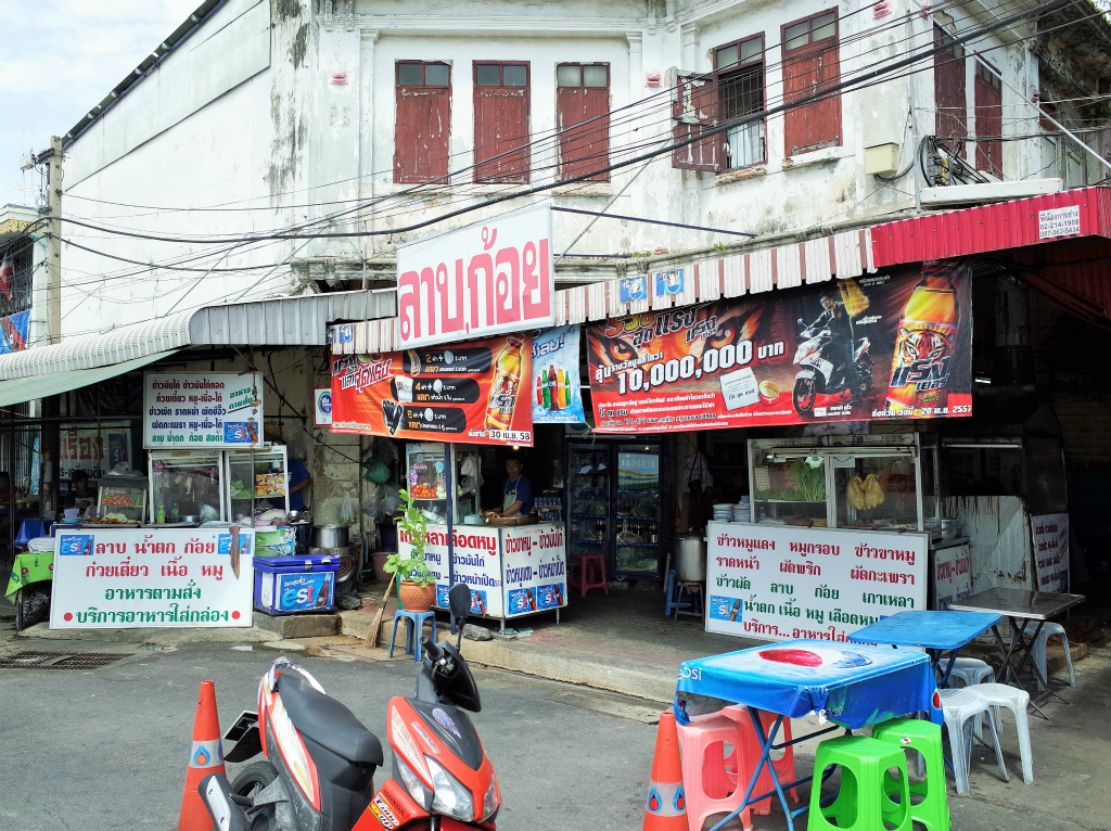 フワランポーン駅前の食堂