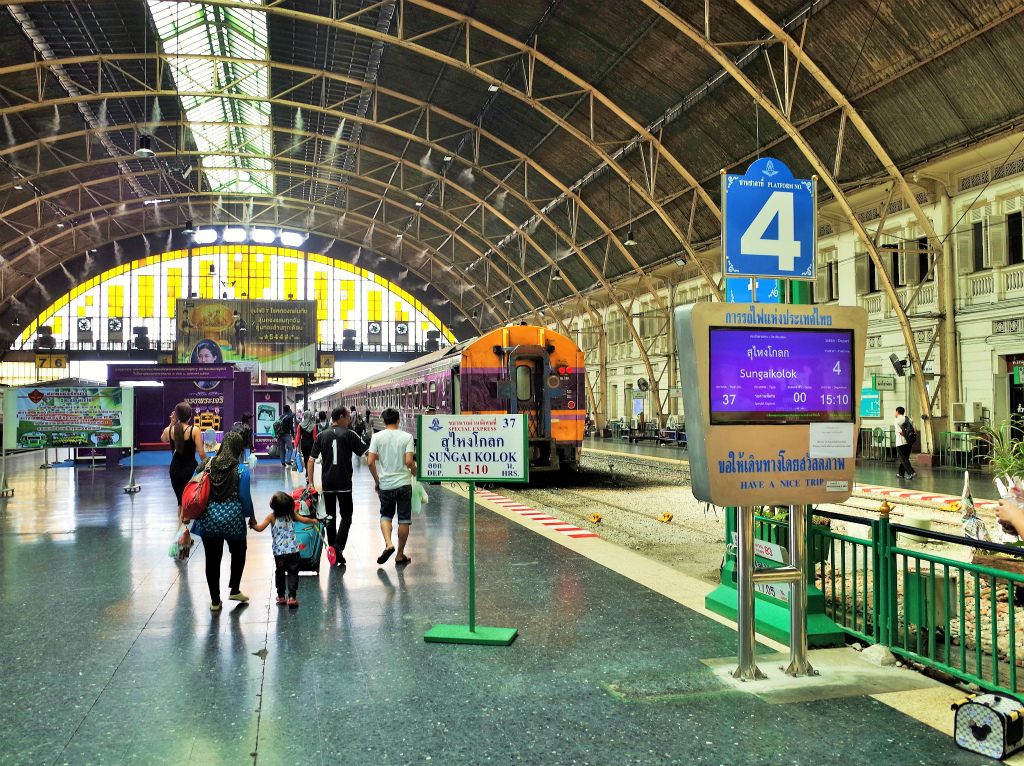 フワランポーン駅4番ホーム