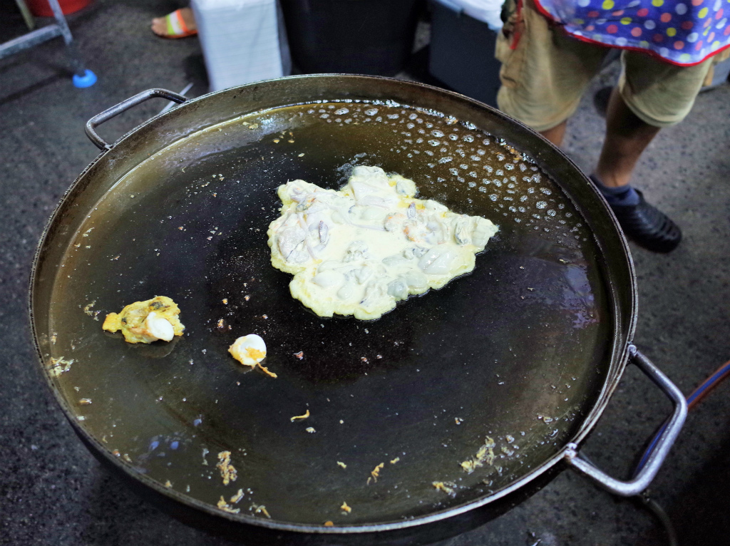 焼くというより油をかけて揚げる感じ