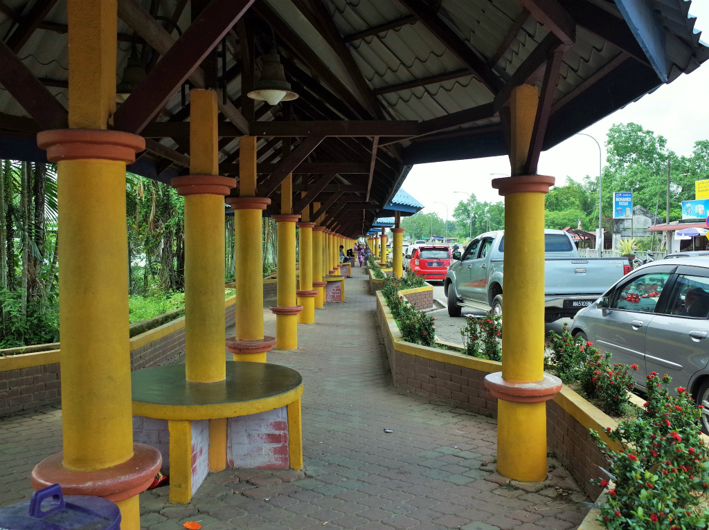 マレーシア国境 バス亭への道