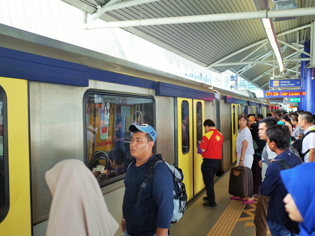 バンダル・タシク・セラタン駅ホーム