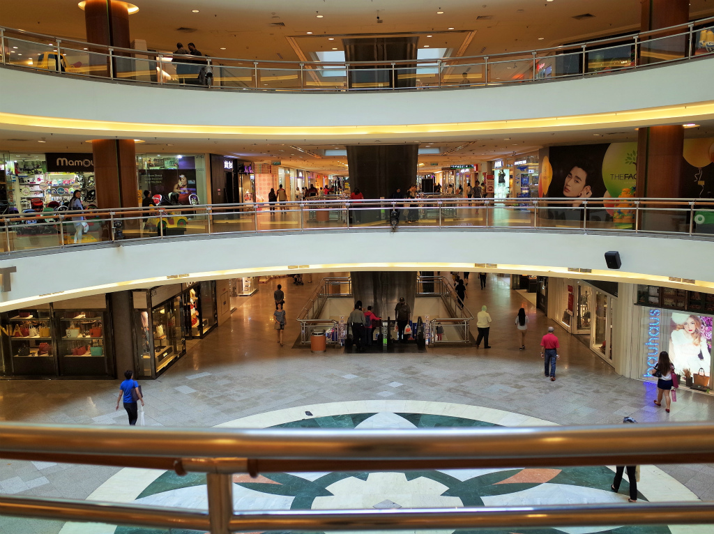 ミッドバレーのメガモールの中