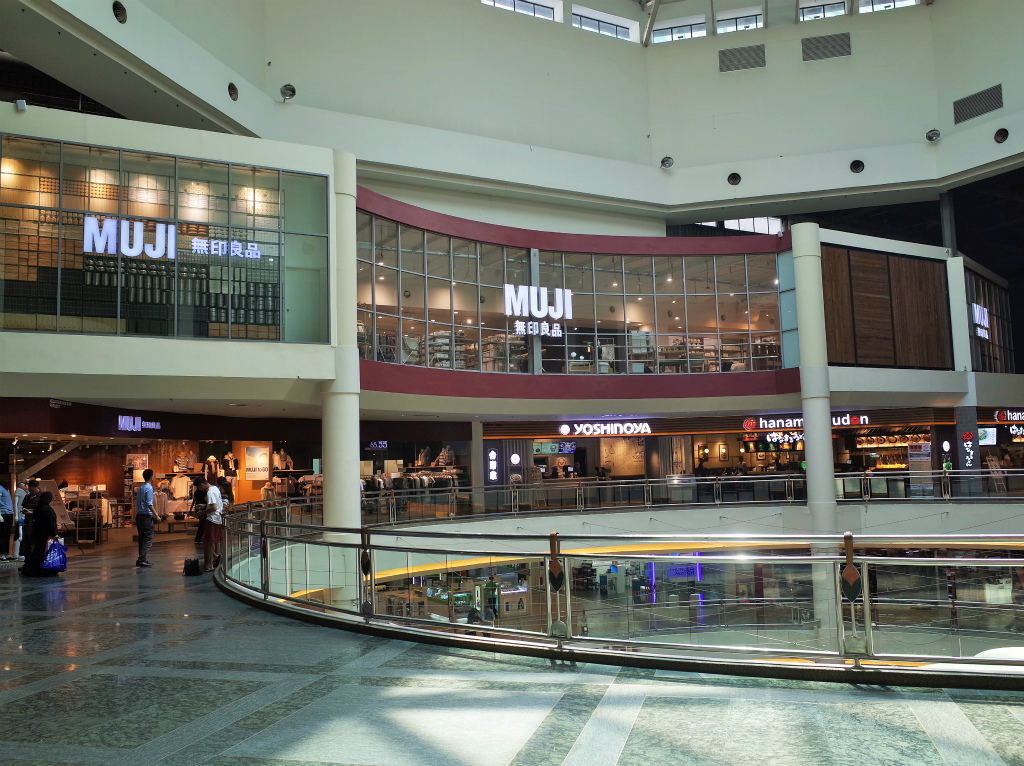 ミッドバレーのメガモールの中