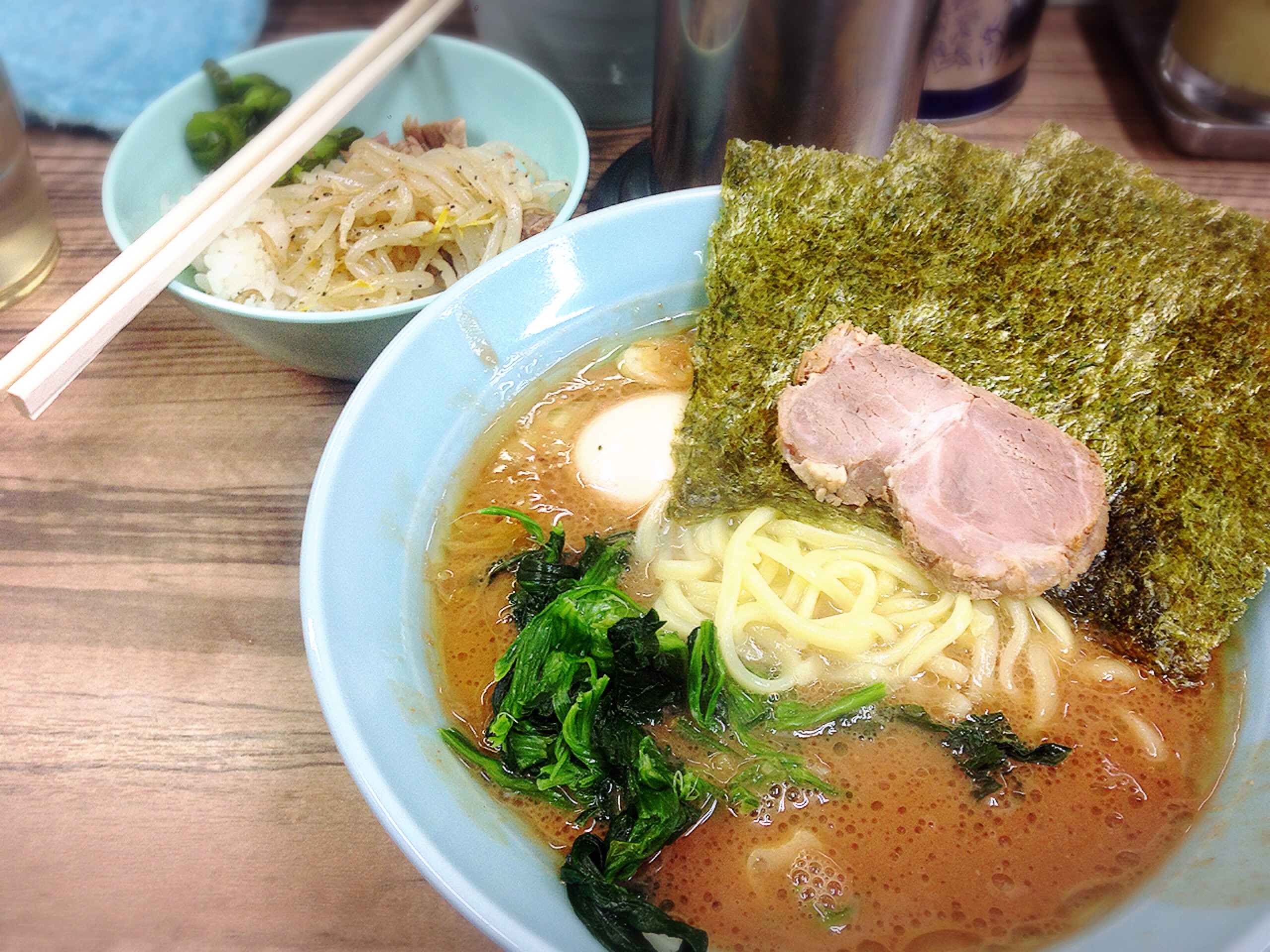 横浜らーめん武蔵家本店のらーめん700円 と味玉100円