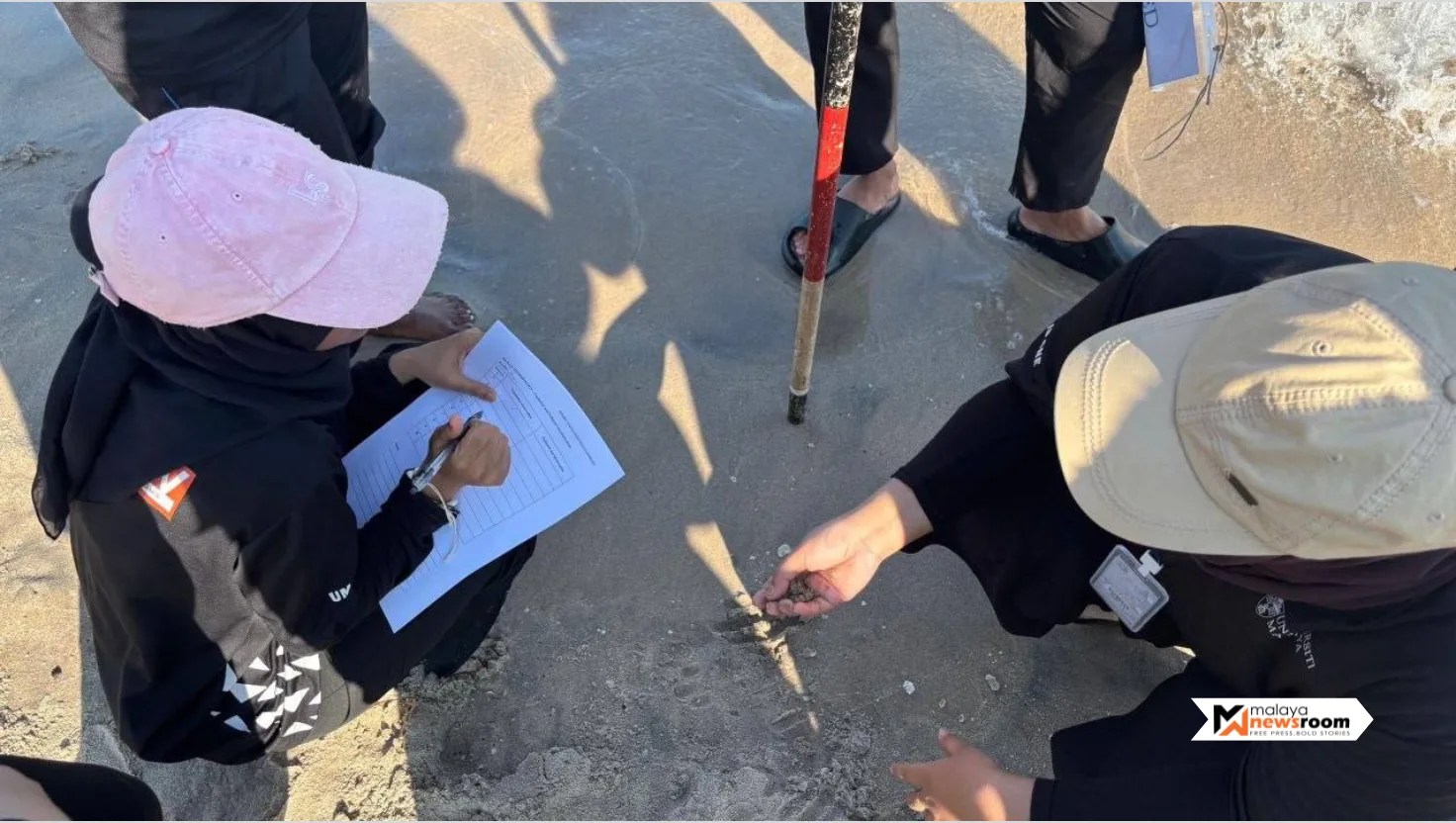 Mahasiswa UM ‘mengukur’ pantai Langkawi