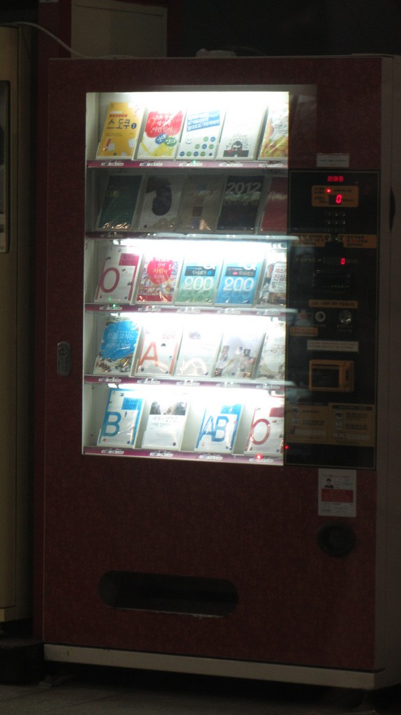 Ein Bücherautomat am Bahnsteig