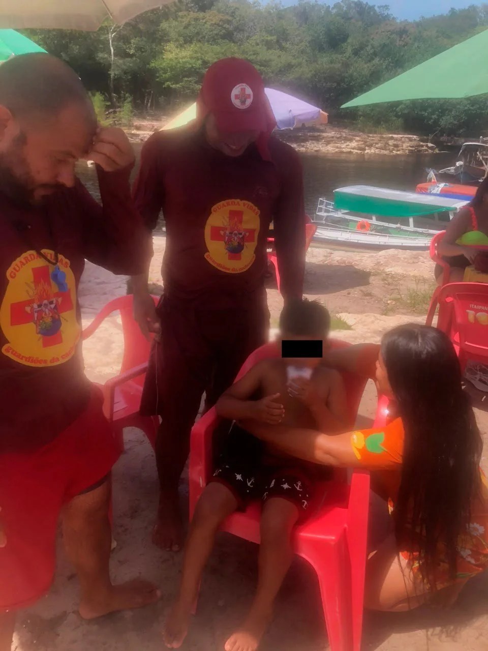 Guarda-vidas formados pelo Corpo de Bombeiros socorrem criança de afogamento em Iranduba