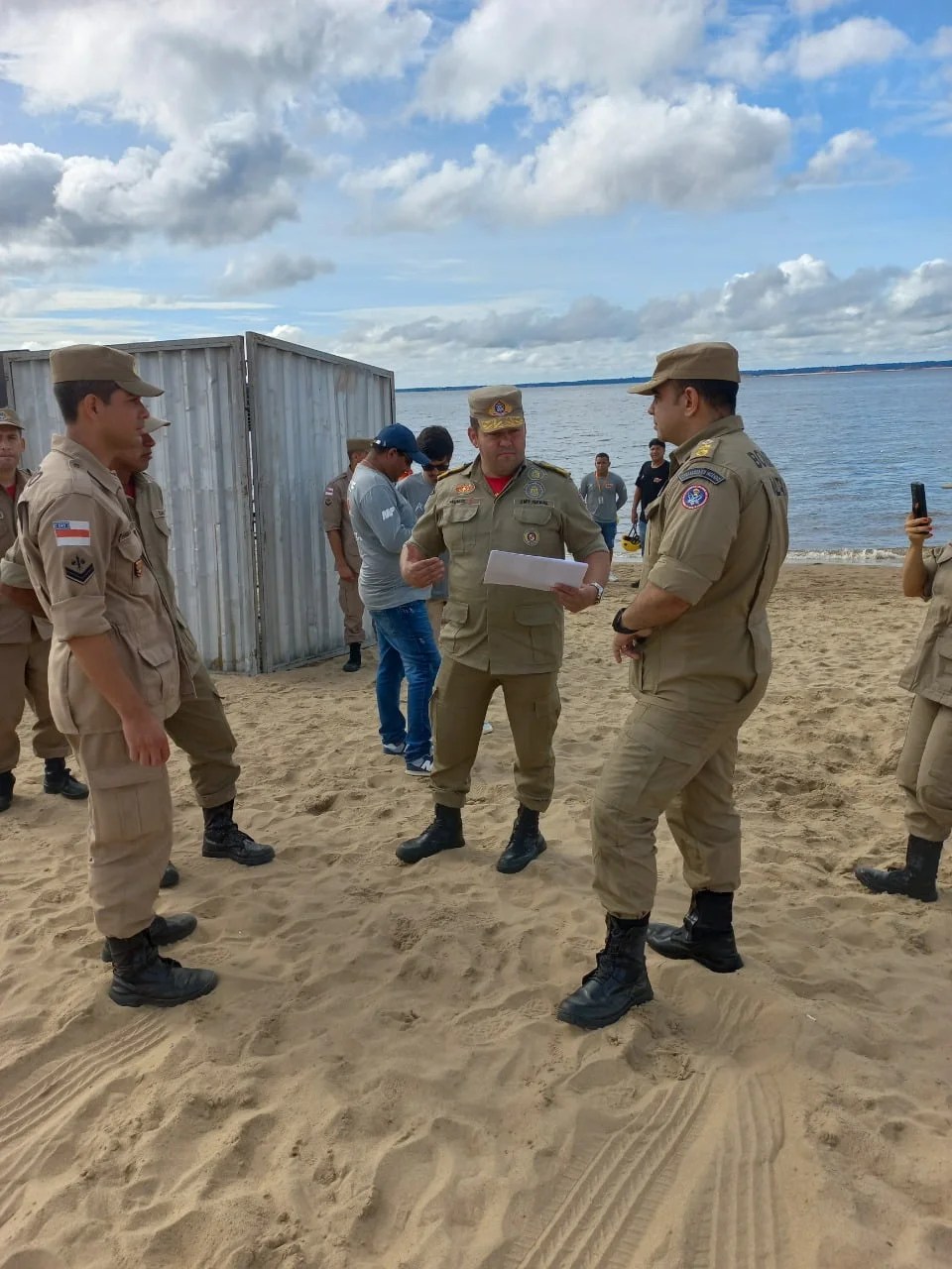 Corpo de Bombeiros realiza vistoria técnica nos fogos de artifício na praia da Ponta Negra