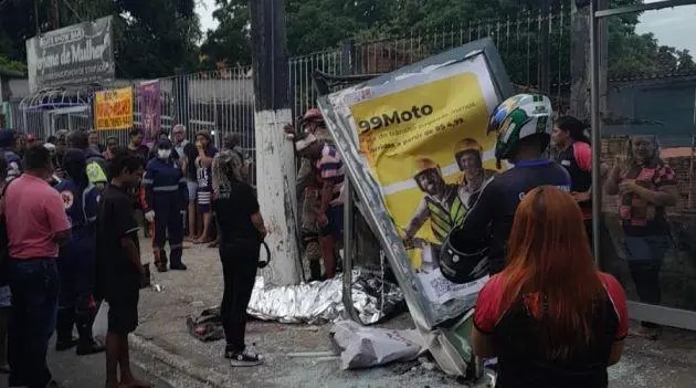 Condutor de Hilux que atropelou mulher em parada de ônibus presta depoimento
