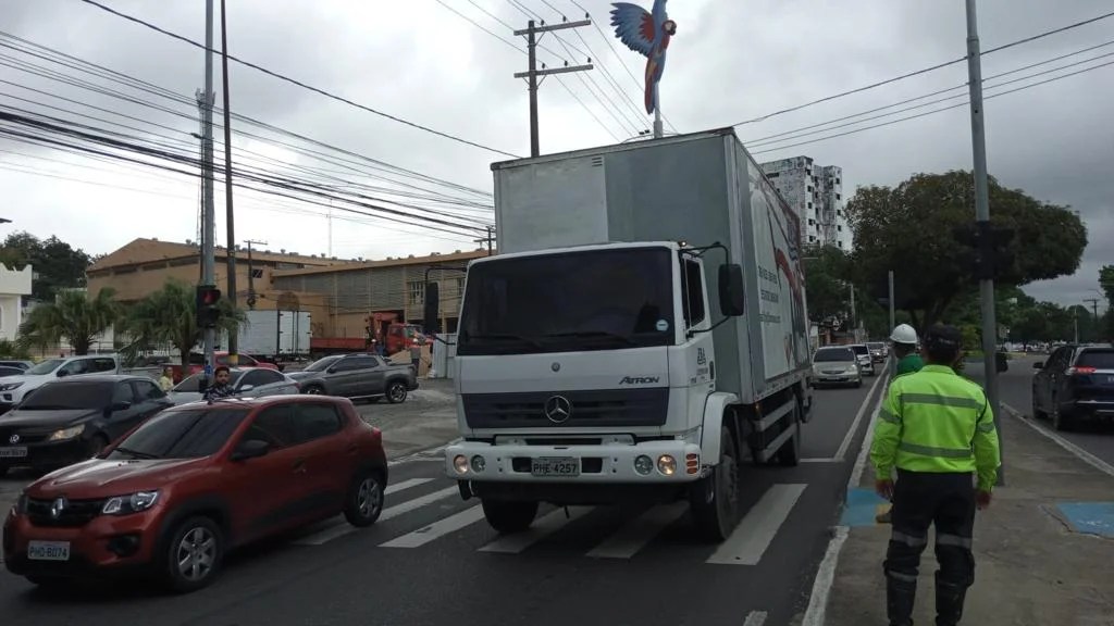 <strong>Prefeitura de Manaus fiscaliza caminhões na avenida Ephigênio Sales</strong>