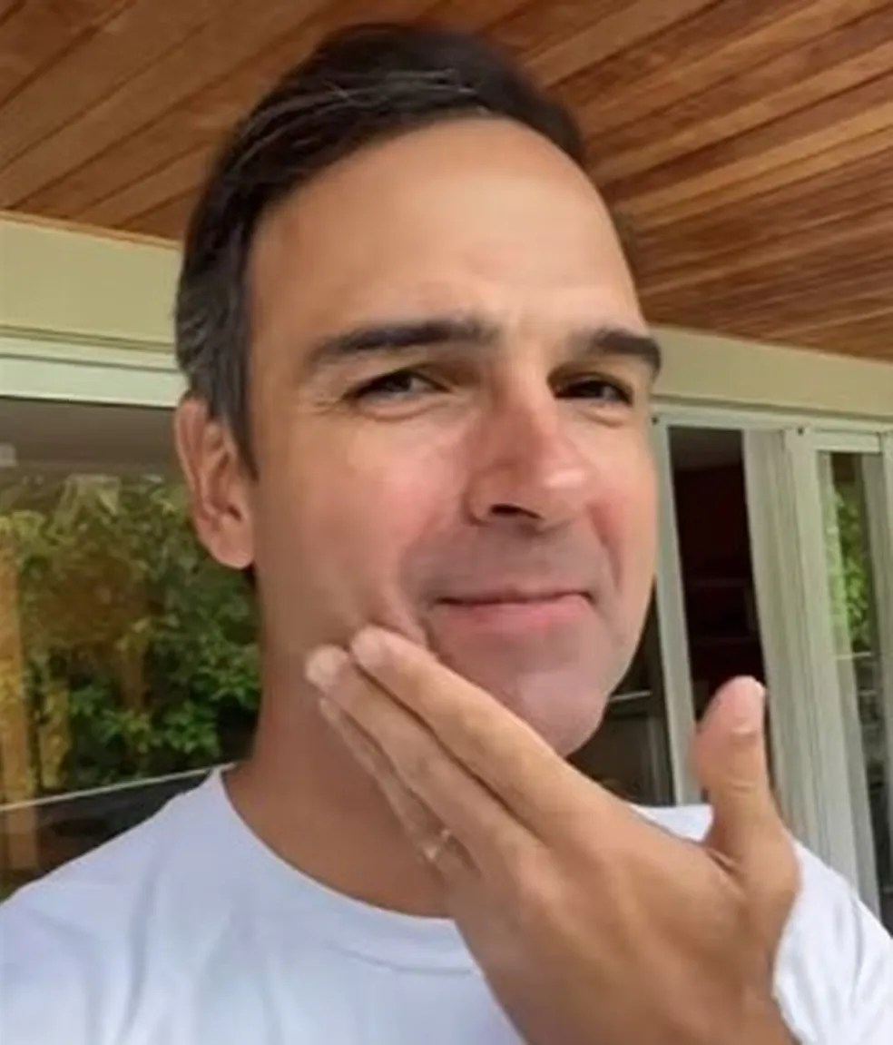 Tadeu Schmidt muda o visual e se anima para o BBB 23