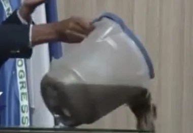 Vereador joga balde de esgoto na Câmara Municipal em discurso contra falta de saneamento; veja vídeo