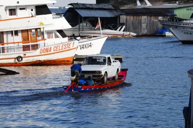 Risco sobre as águas: canoas são utilizadas para transporte de veículos e materiais pesados