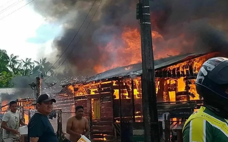 Três casas são destruídas por incêndio no Amazonas