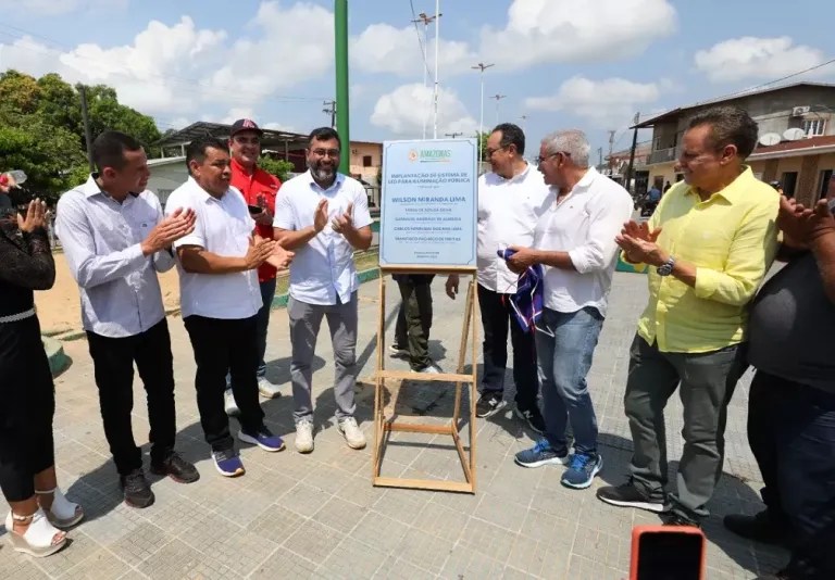 Wilson Lima inaugura iluminação de LED e vistoria reta final de pavimentação viária em Tapauá