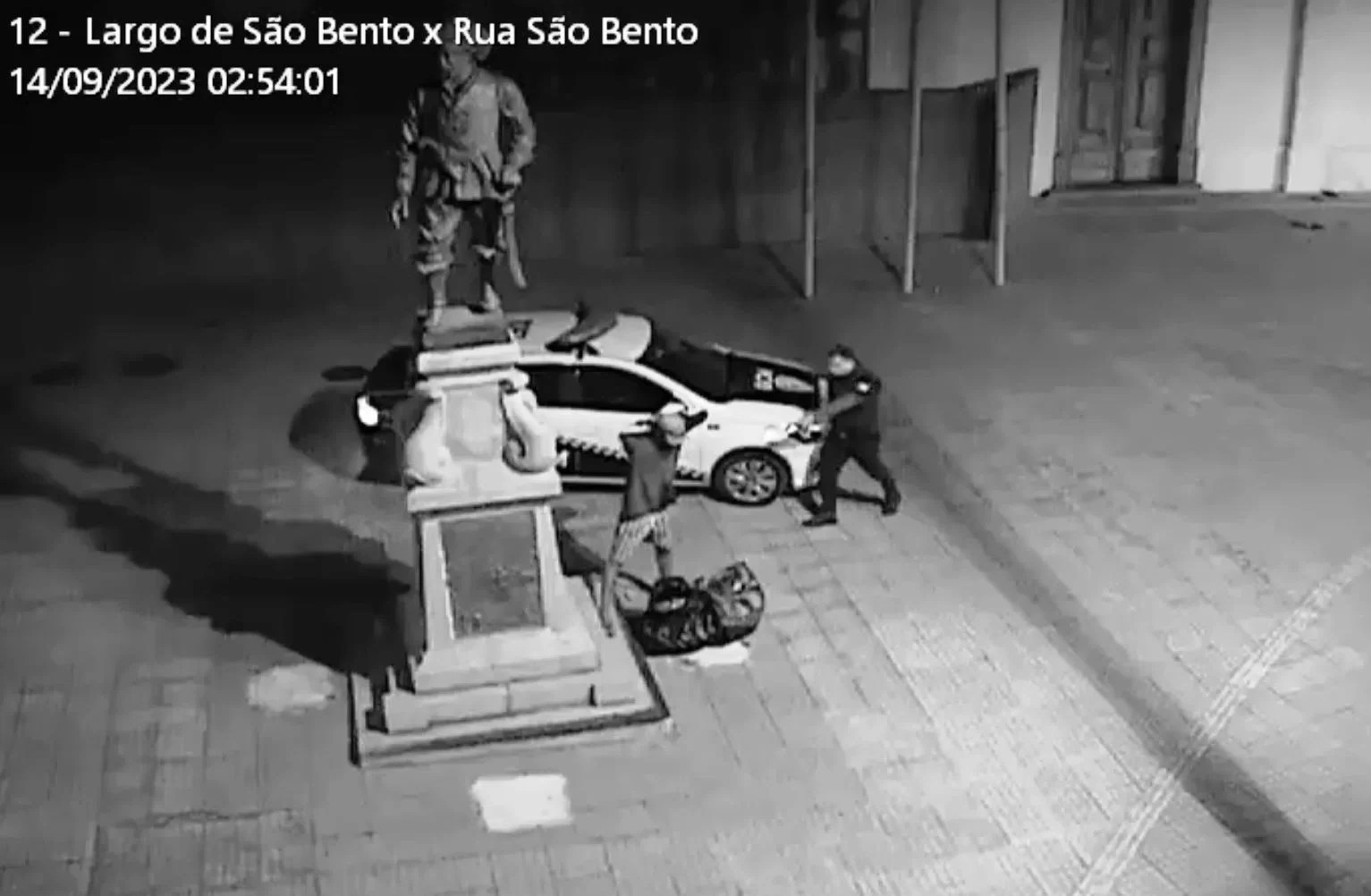 Vídeo: homem é preso em flagrante tentando roubar estátua em Sorocaba