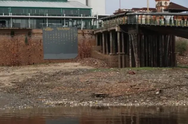 Rio Negro seca mais 30 cm no fim de semana e fica abaixo de 13 metros pela 1ª vez na história