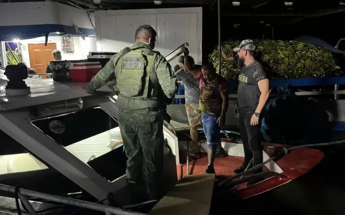 Passageiros de lancha expresso são resgatados, após embarcação bater em banco de areia no Amazonas