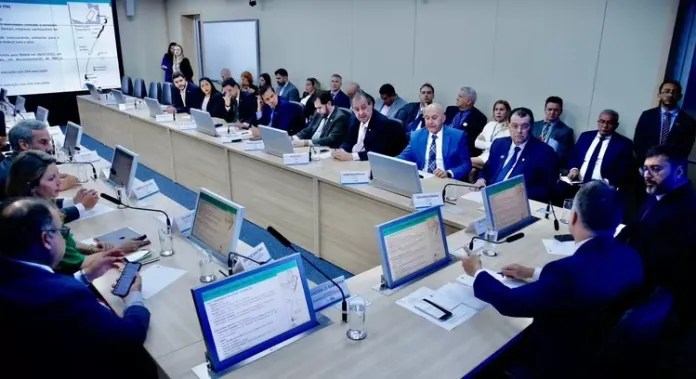 Omar Aziz defende uso de tecnologias na BR-319 e faz apelo: “Amazonas quer fazer parte do Brasil”