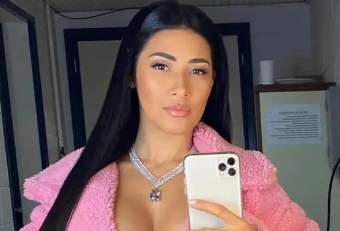 Sem sutiã, Simaria posa com decotão em casaco estilo Barbiecore