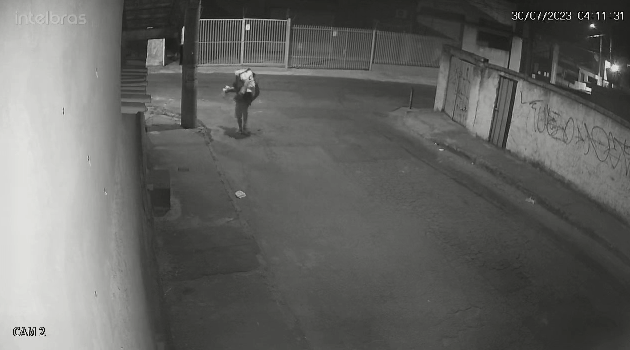 mulher deixada na rua