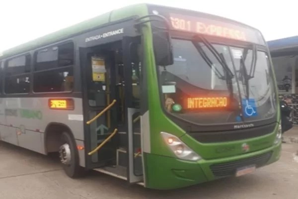 suspeito foi flagrado encostando suas partes íntimas