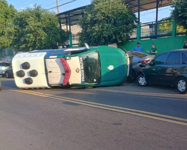 Polícia Militar capota