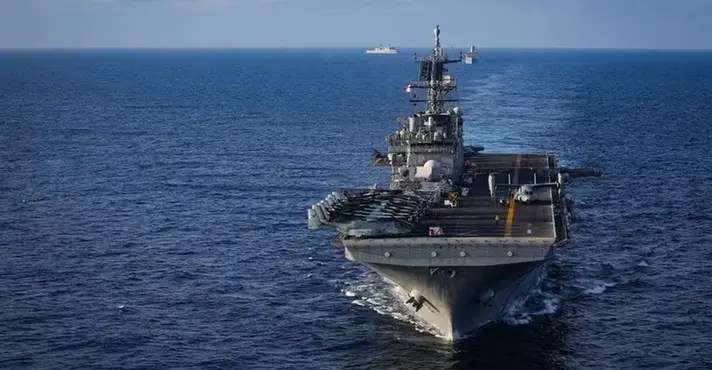 navios de guerra próximos à Venezuela