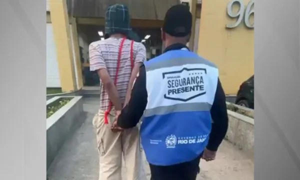 Homem fantasiado de Chaves é preso com drogas