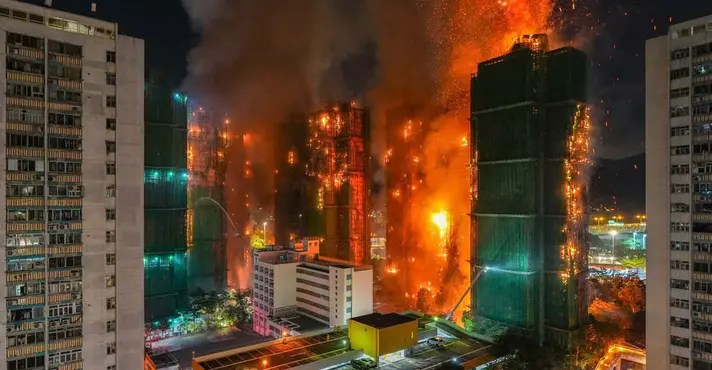Incêndio atinge complexo residencial em Hong Kong