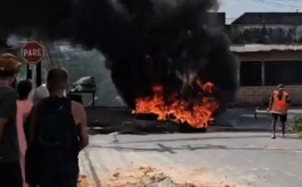 Sem luz há dias, moradores do Manoa protestam contra a Amazonas Energia