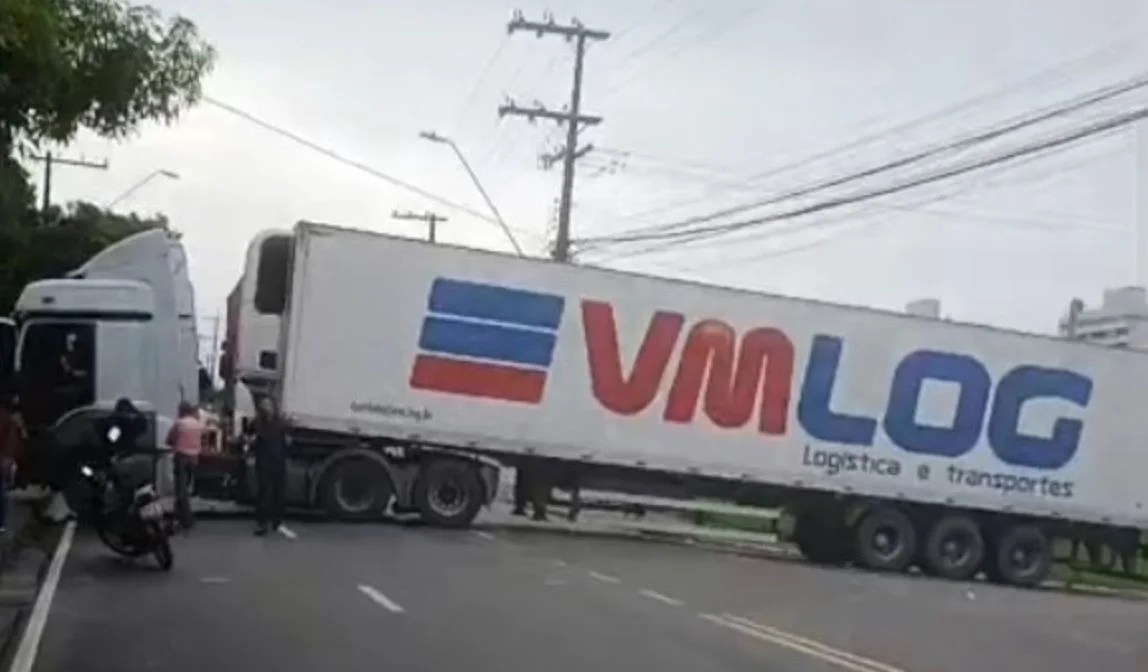 Pane em carreta provoca congestionamento