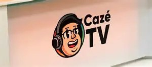 CazéTV renova acordo com o Disney+ e streaming vai exibir jogos da Copa do Mundo Nova parceria também vai abranger as partidas da Copa do Mundo Feminina da FIFA de 2027 O Disney+ e a CazéTV renovaram o acordo de distribuição de conteúdo esportivo, assegurando a presença do canal dentro da oferta da ESPN no Disney+ pelos próximos três anos. A parceria garante a continuidade das transmissões ao vivo de competições de destaque no serviço, incluindo a Copa do Mundo FIFA de 2026, cuja cobertura completa ficará a cargo da CazéTV. O novo contrato também abrange a Copa do Mundo Feminina da FIFA de 2027, marcada para acontecer no Brasil, e os Jogos Olímpicos de Los Angeles, previstos para 2028, ampliando o calendário de eventos disponíveis aos assinantes da plataforma. A renovação fortalece a estratégia do Disney+ de expandir seu portfólio de transmissões esportivas ao vivo. Com a integração da ESPN e de parceiros de conteúdo em um mesmo ambiente, a plataforma busca reunir diferentes formatos de cobertura para atender públicos diversos interessados em esporte. Durante a Copa do Mundo FIFA de 2026, o Disney+ concentrará em um único serviço as transmissões dos 104 jogos realizadas pela CazéTV, além da programação especial da ESPN. A cobertura incluirá programas, equipes de comentaristas e conteúdos produzidos diretamente nos países-sede do torneio — México, Canadá e Estados Unidos —, somados à programação dos canais lineares e materiais exclusivos. “Estamos muito satisfeitos em continuar oferecendo a CazéTV dentro da ESPN no Disney+. Este acordo reforça nossa estratégia de expandir o conteúdo esportivo na plataforma, que já inclui todo o catálogo da ESPN. Ao trazer eventos como a Copa do Mundo da FIFA, a Copa do Mundo Feminina no Brasil e os Jogos Olímpicos, ampliamos ainda mais nossa oferta de conteúdos relevantes, conectados a diferentes perfis de fãs, fortalecendo nossa proposta como o principal destino do esporte no streaming”, afirma Renato D’Angelo, General Manager do Brasil e Head de Direct-to-Consumer para a América Latina da The Walt Disney Company. “A renovação da parceria com o Disney+ amplia o acesso à cobertura da CazéTV em uma plataforma que faz parte do dia a dia dos brasileiros. É mais um passo da nossa estratégia de estar onde o público está, entregando uma experiência consistente com a nossa voz única, especialmente durante a Copa do Mundo”, acrescenta Paulo Planet, Head de Distribuição de Plataformas da CazéTV. Com a extensão da parceria, o Disney+ mantém sua aposta na concentração de grandes eventos esportivos em uma única plataforma, reunindo transmissões ao vivo, torneios internacionais e conteúdos exclusivos voltados a diferentes perfis de torcedores no Brasil. Quando começa a Copa do Mundo? Os jogos da Copa do Mundo começam nesta quinta-feira, 11 de junho, e serão realizados nos Estados Unidos, Canadá e México. O torneio será encerrado em 19 de junho. Quando serão os jogos do Brasil na Copa do Mundo? Na fase de grupos da Copa do Mundo de 2026, a Seleção Brasileira disputará suas partidas nos dias 13, 19 e 24 de junho pelo Grupo C.