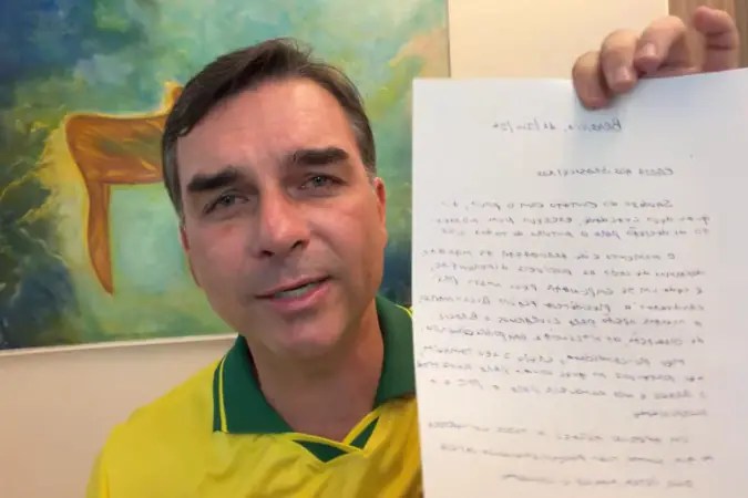 Flávio Bolsonaro lê carta de Jair Bolsonaro