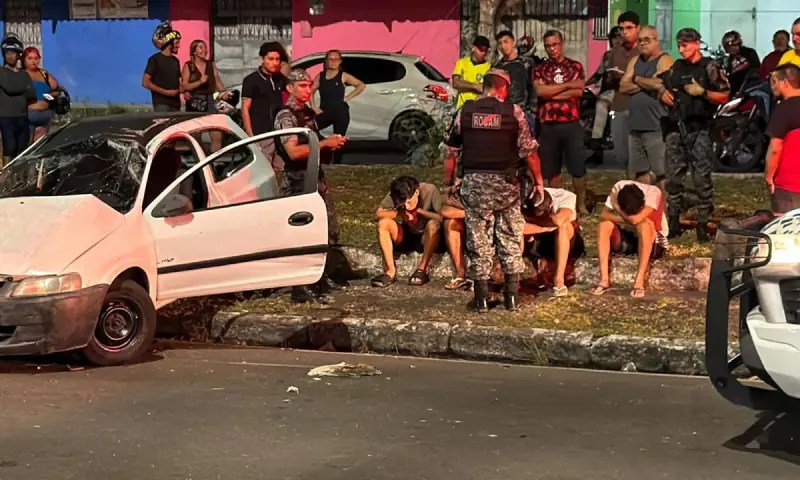 Carro com menores avança sinal vermelho