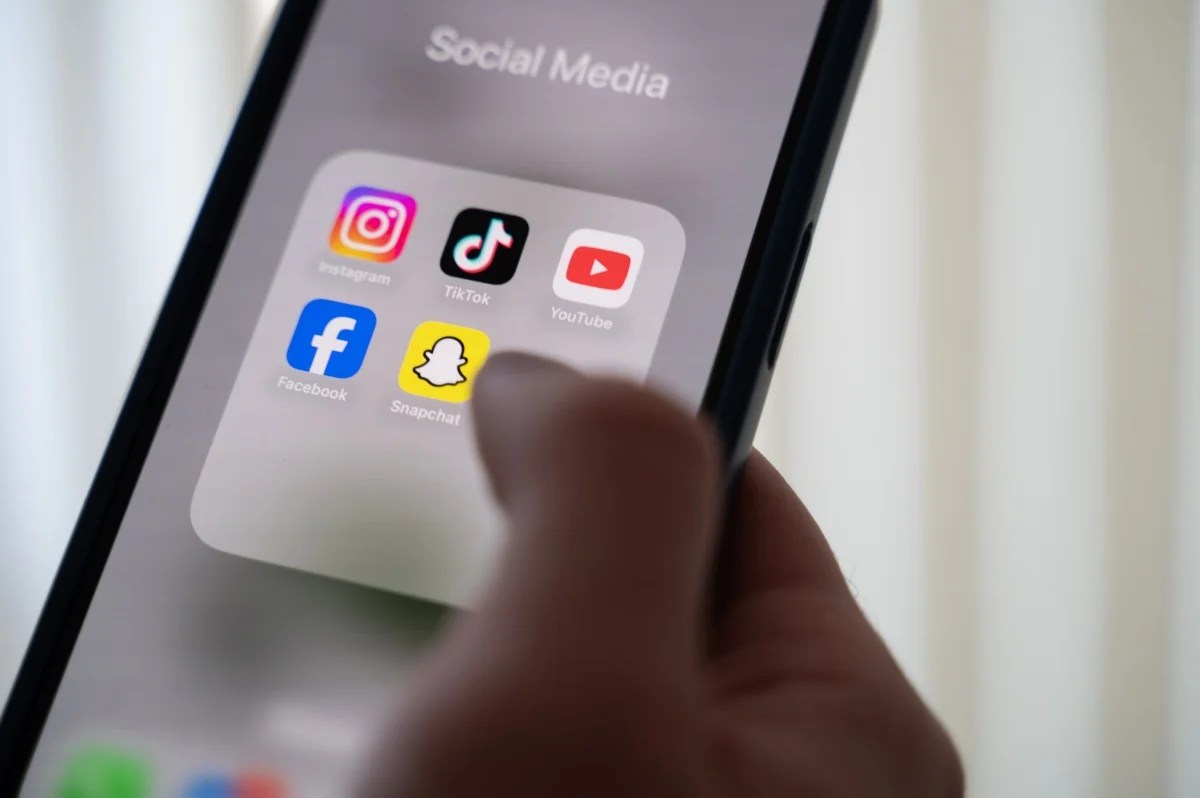 França aprova lei que proíbe redes sociais para menores de 15 anos