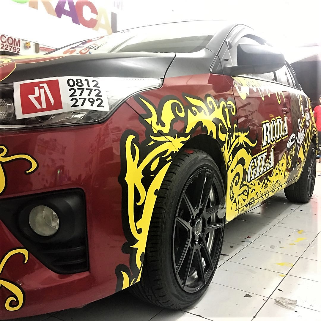cutting stiker mobil yaris tibal dayak | 081227722792