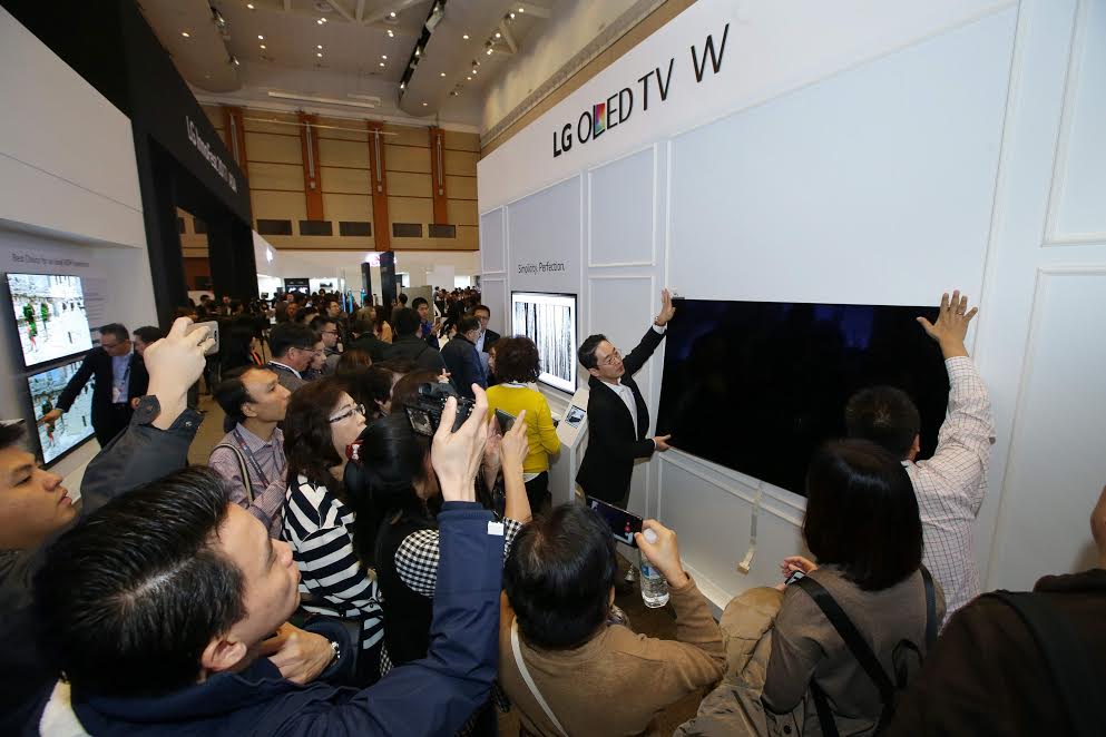 lg-signature-oled-tv-w-headlines-premium-lg-tv-lineup-2017