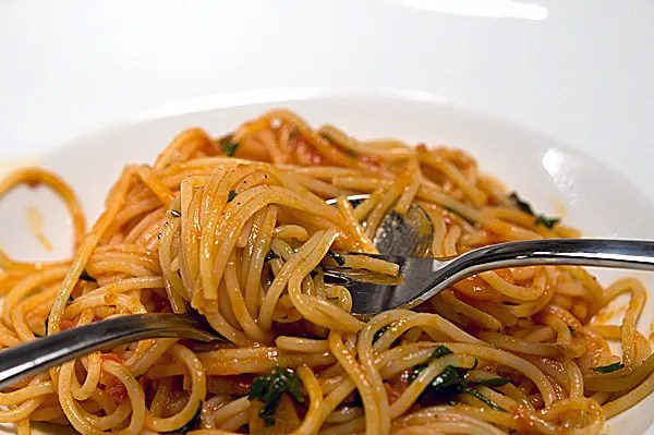 A lo práctico.¿que vienen invitados? Zwar Nicht Glamouros Aber Saulecker Spaghetti A La Sophia Loren Man Kann S Essen