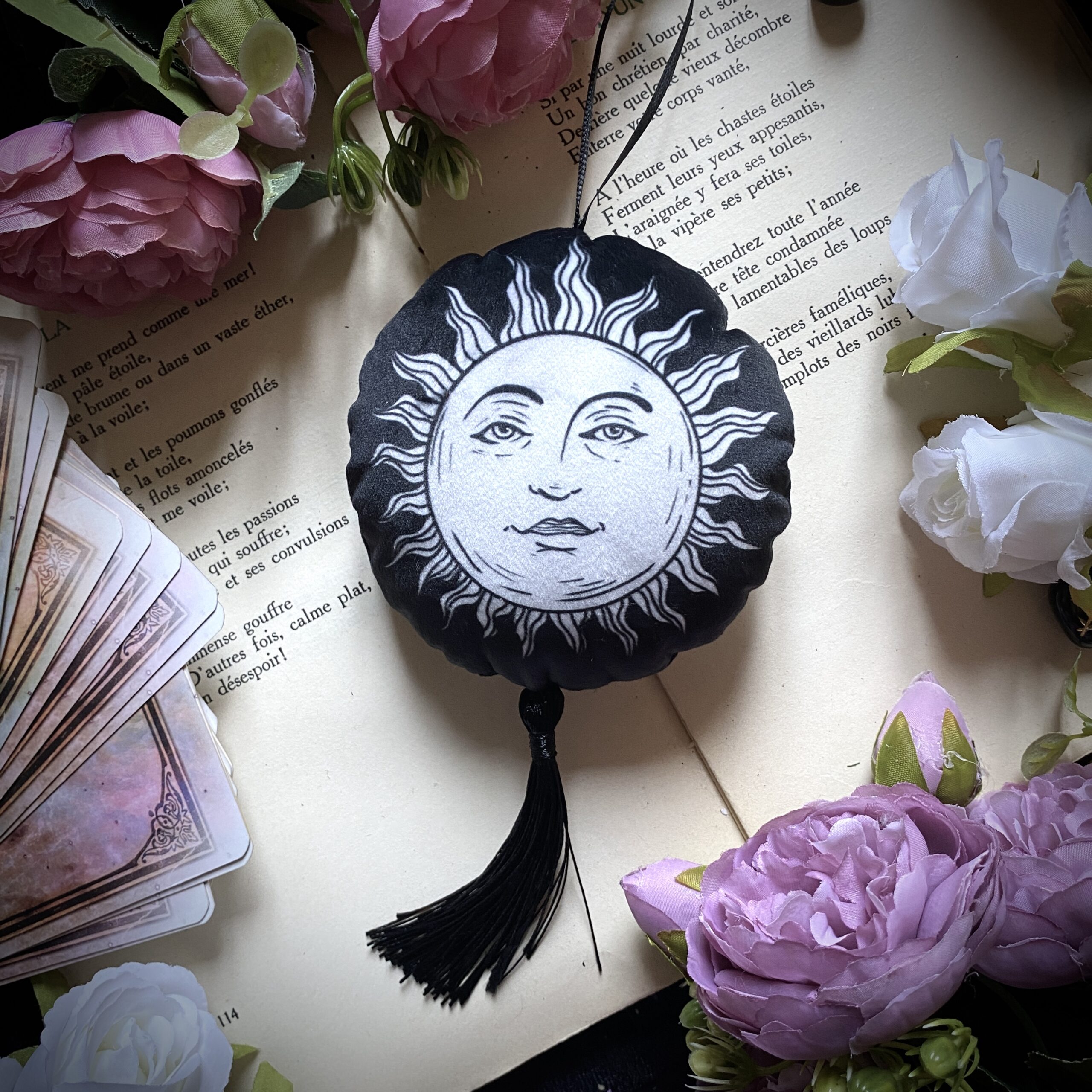 Soleil. Amulette en velours