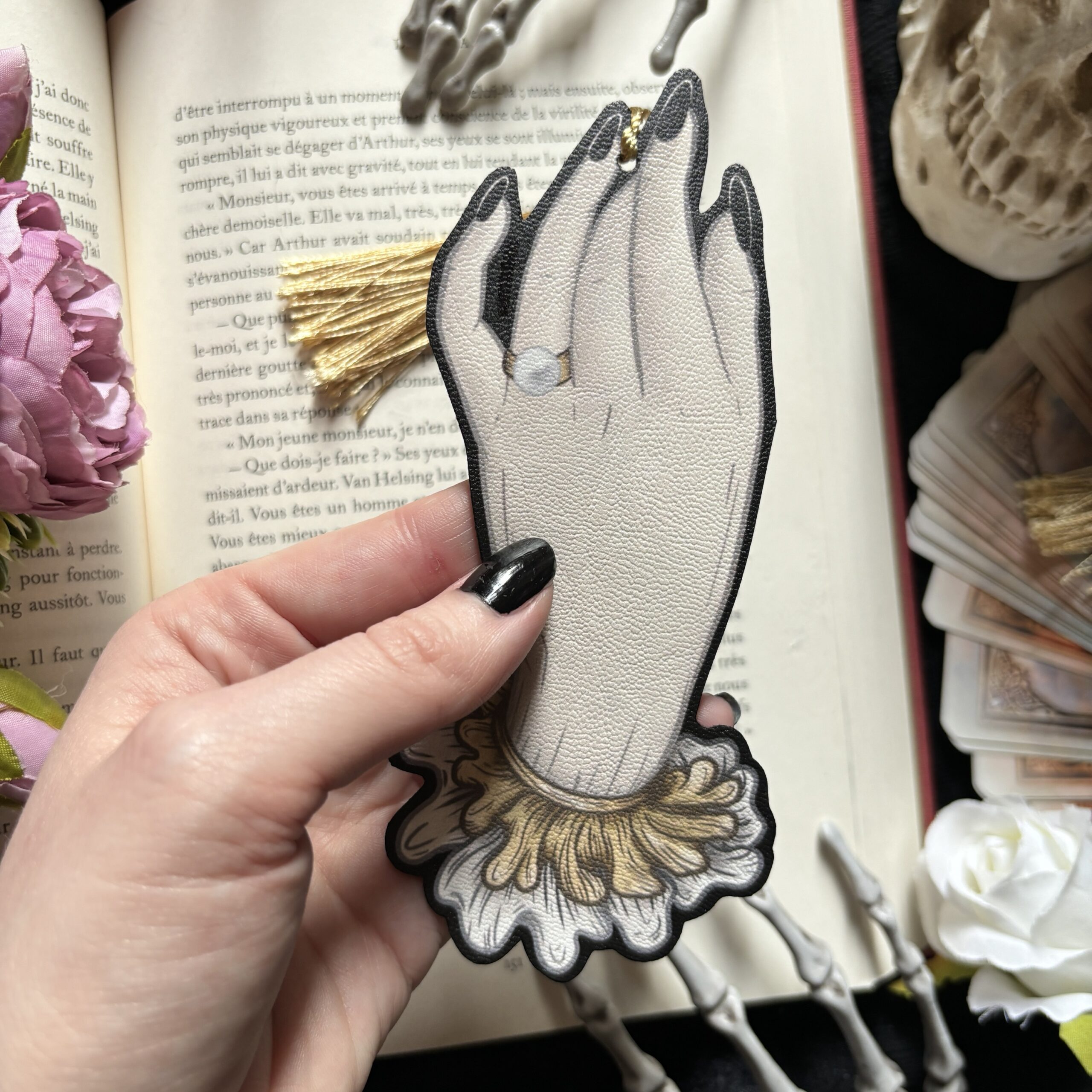 Marque page/Décoration. Main Victorienne. Tissu simili cuir. 15 x 6,5 cm – Image 3