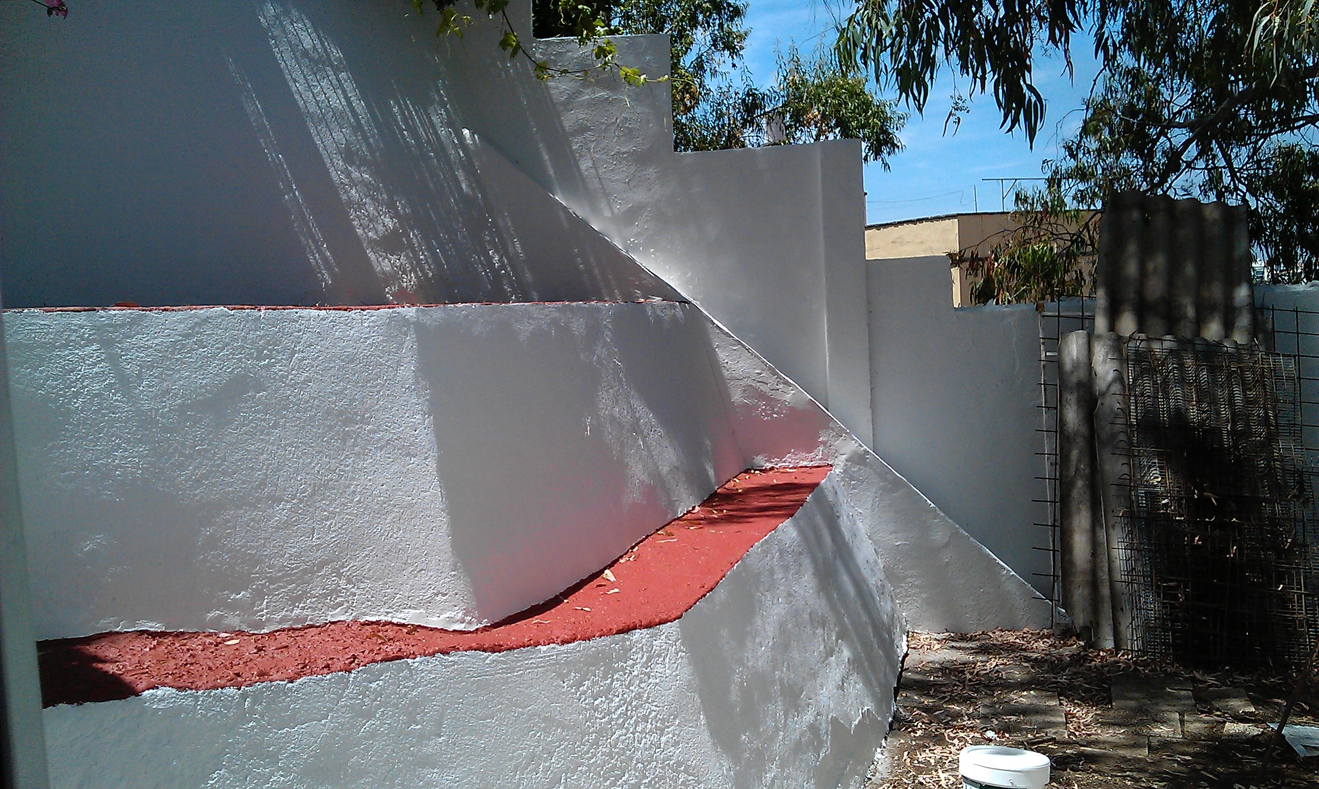 Reparación de arrugas grandes y agujeros en las paredes, pintura en blanco y rojo