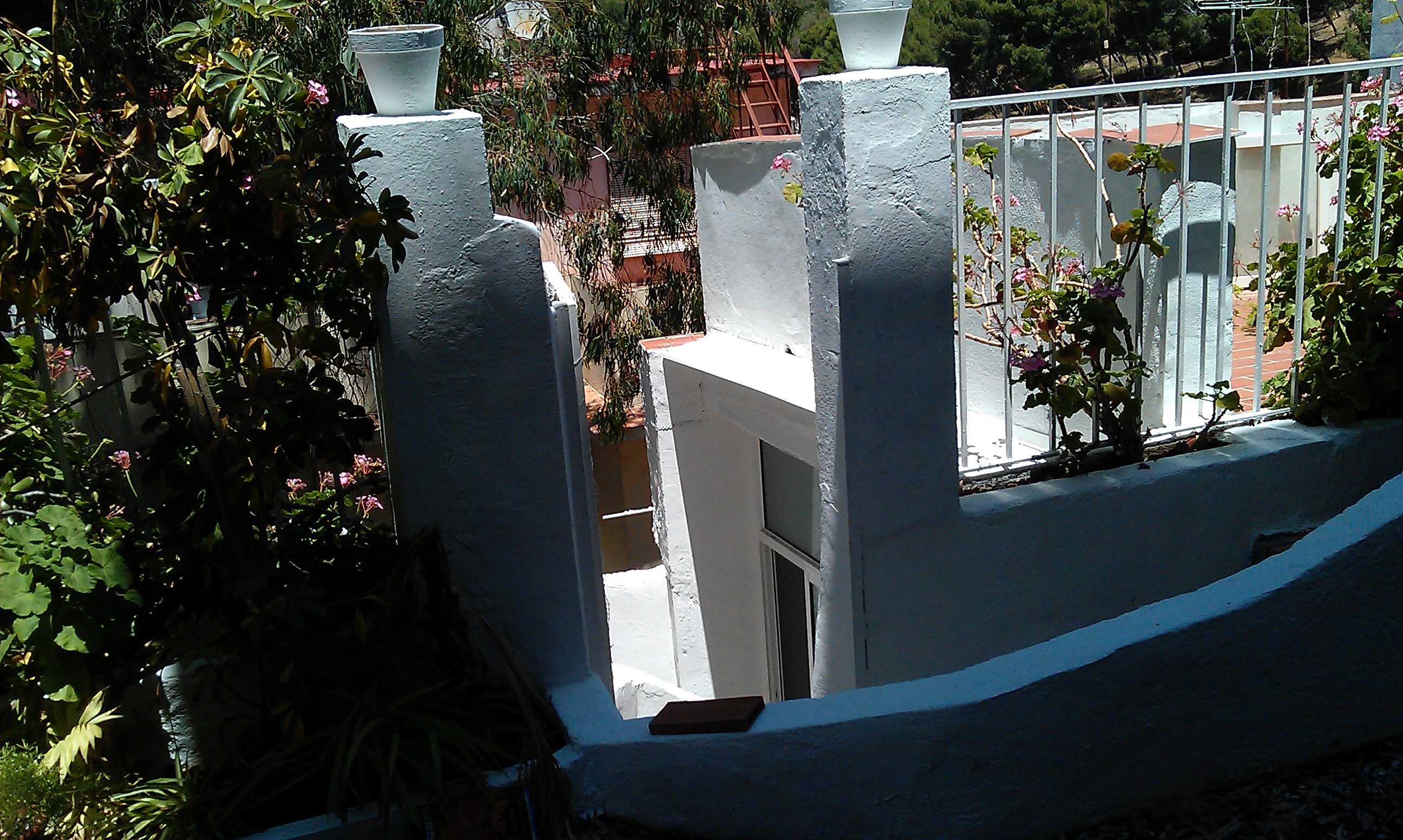 Reparación de columna derecha con cemento, pintura de todo en blanco