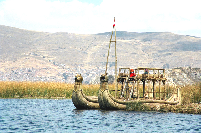 Embarcação feita com totora, Lago Titicaca
