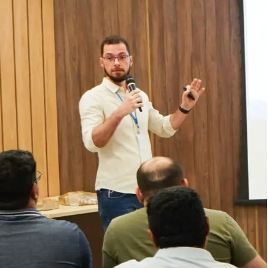 Arnaldo Neto, criador do Manual Ilustrado, dando aula