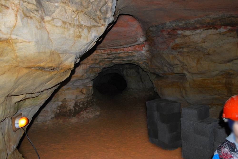 Пещера довольно длинная, поэтому одного факела или фонаря может не хватить. Levoberezhnaya Peshera Kanon Tosny I Sablinskij Vodopad Nestandartnyj Marshrut S Detmi V Sankt Peterburge Map4child Ru