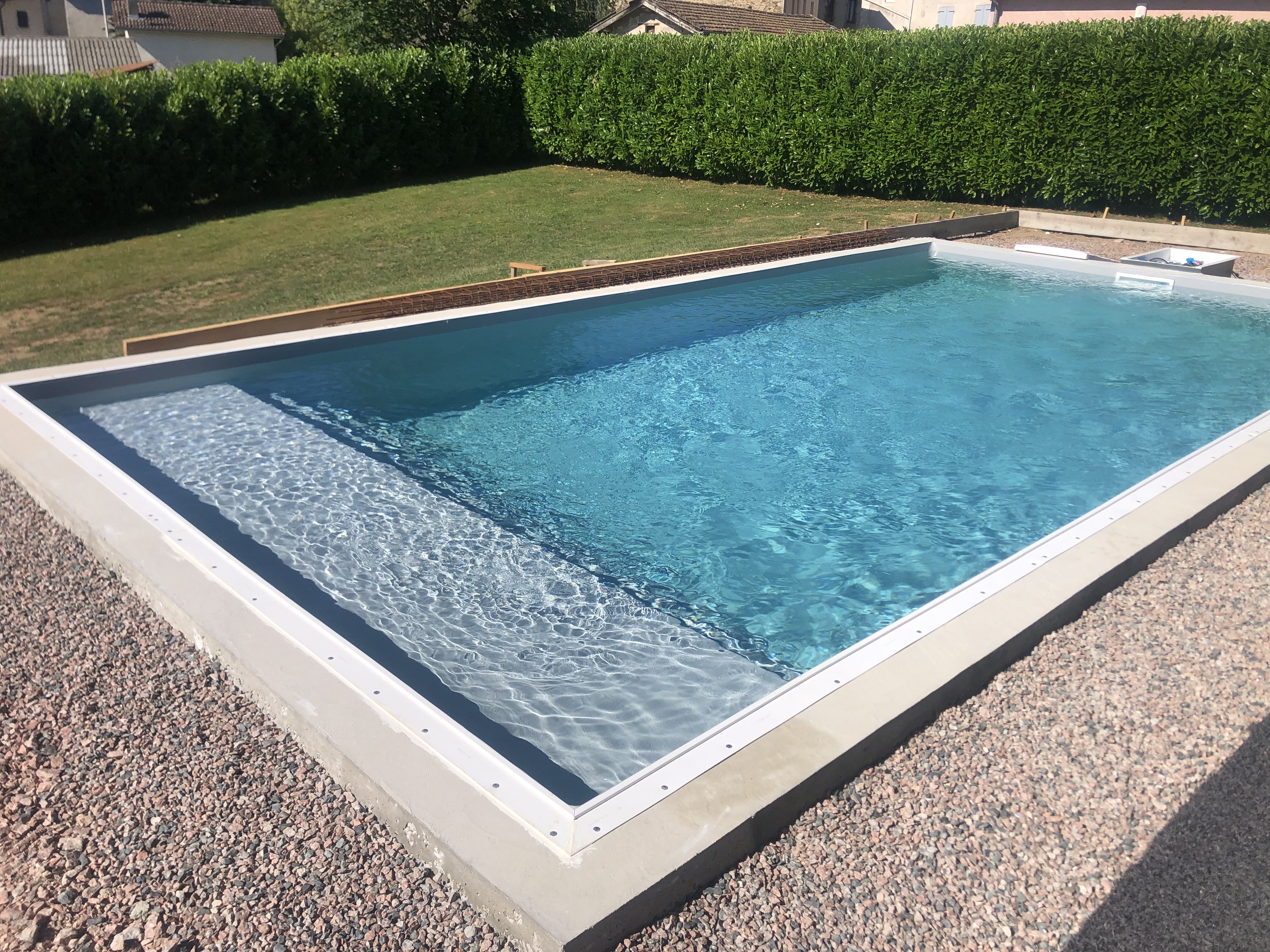 Entreprise artisanale basée à Randan (63), nous accompagnons particuliers et professionnels dans leurs projets de maçonnerie, piscines et aménagements extérieurs. Intervention à Randan, Clermont-Ferrand, Montluçon et alentours.